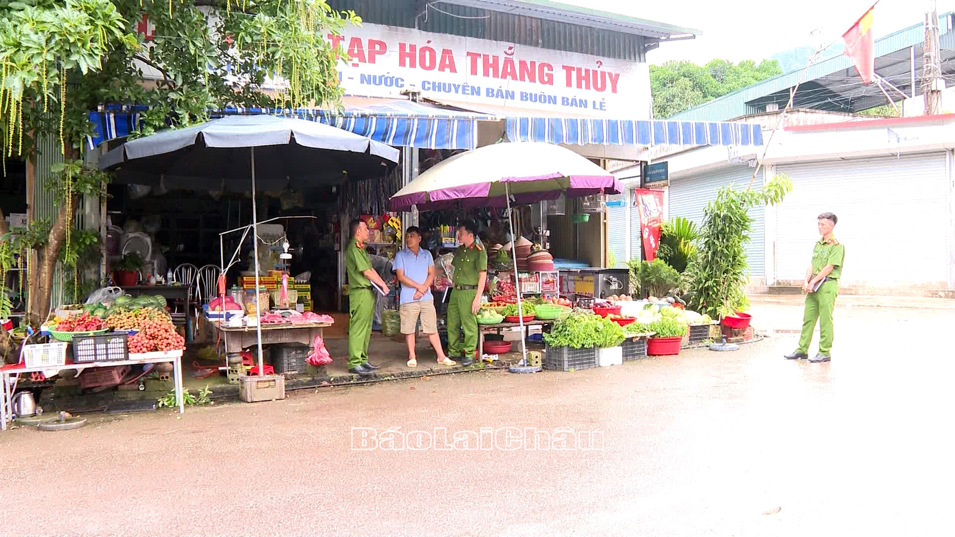 Cán bộ Công an xã Nậm Tăm, huyện Sìn Hồ phổ biến các quy định trong hoạt động kinh doanh đến người dân.